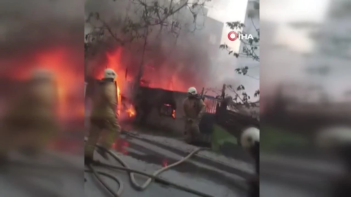 Bağcılar\'da korkutan yangın: Gecekondu alev topuna döndü