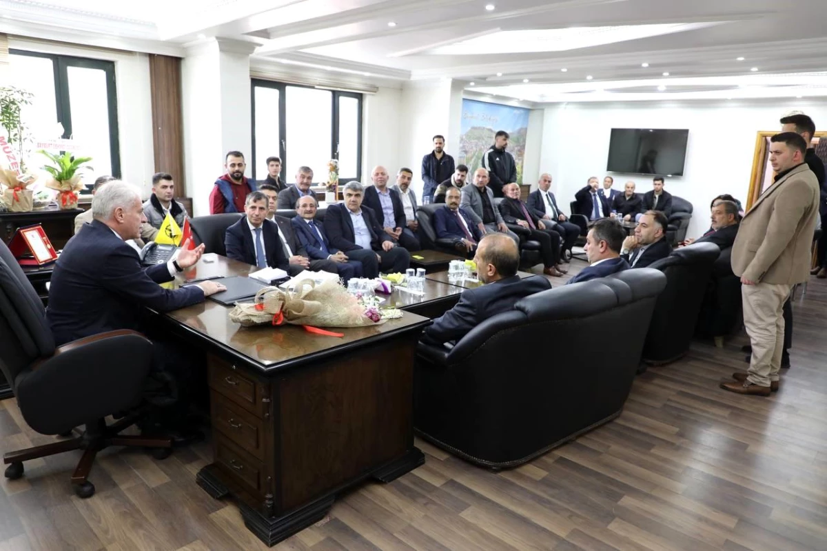Bayburt Milletvekili Prof. Dr. Orhan Ateş ve AK Parti heyeti Belediye Başkanı Mete Memiş\'i ziyaret etti