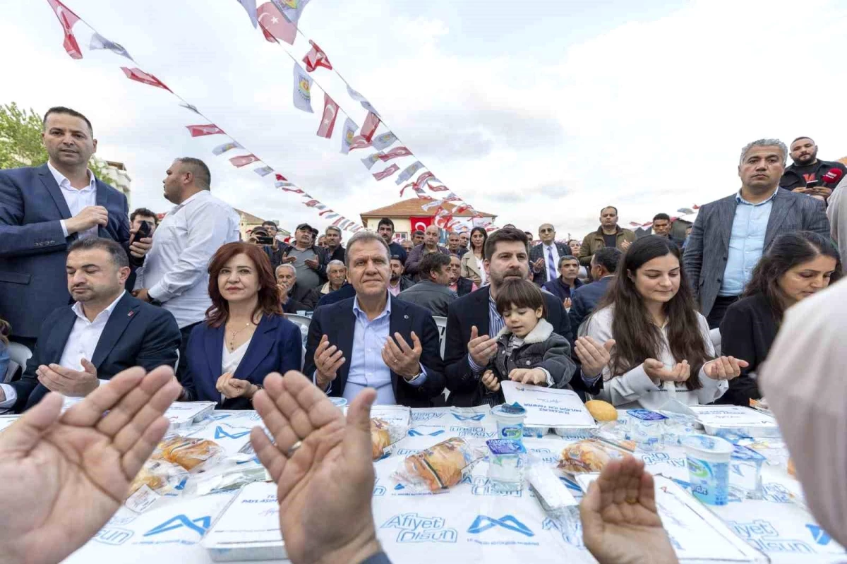 Mersin Büyükşehir Belediye Başkanı Vahap Seçer Tarsus\'ta Bayram Sofrasına Katıldı
