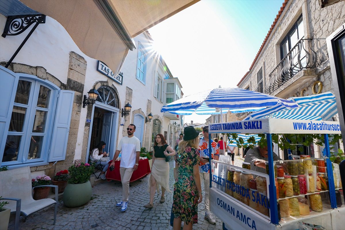 Çeşme\'de Tatilciler, 19 Derece Deniz Suyuna Rağmen Denize Girdi