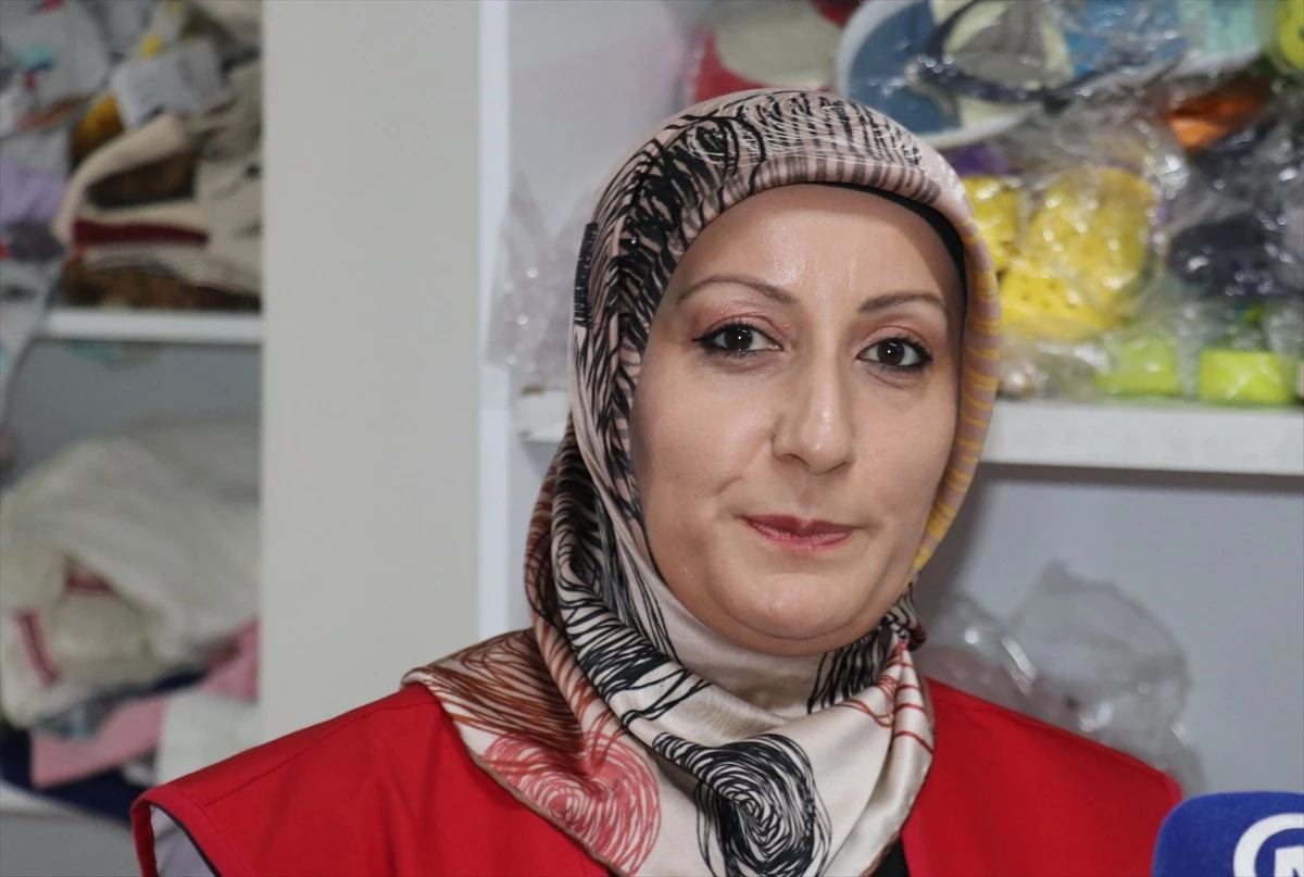 Erzurum\'da Kızılay Butik\'te Yetim Çocuklara Bayramlık Kıyafet Dağıtıldı