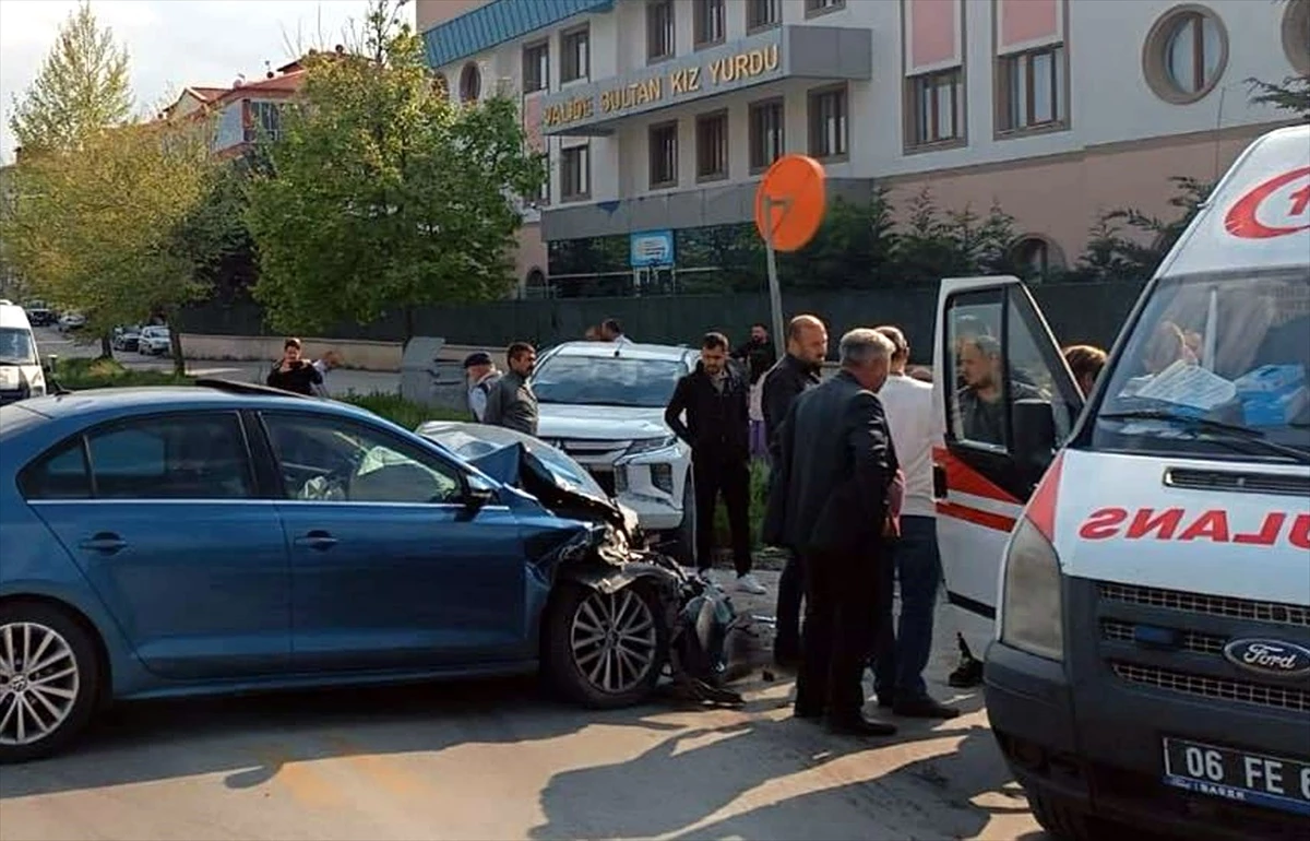 Beypazarı\'nda Zincirleme Trafik Kazası: 2 Yaralı