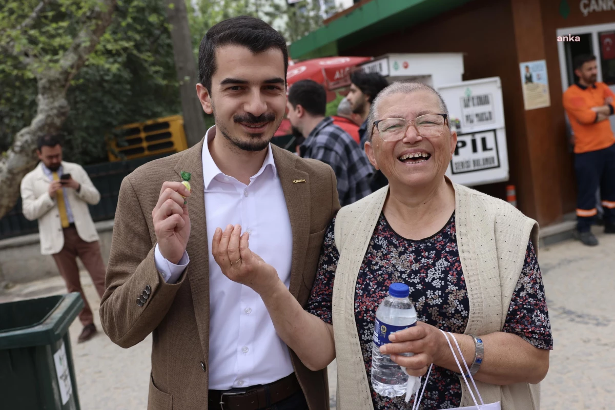 Çankaya Belediye Başkanı Hüseyin Can Güner, Kuğulu Park\'ta vatandaşlarla bayramlaştı