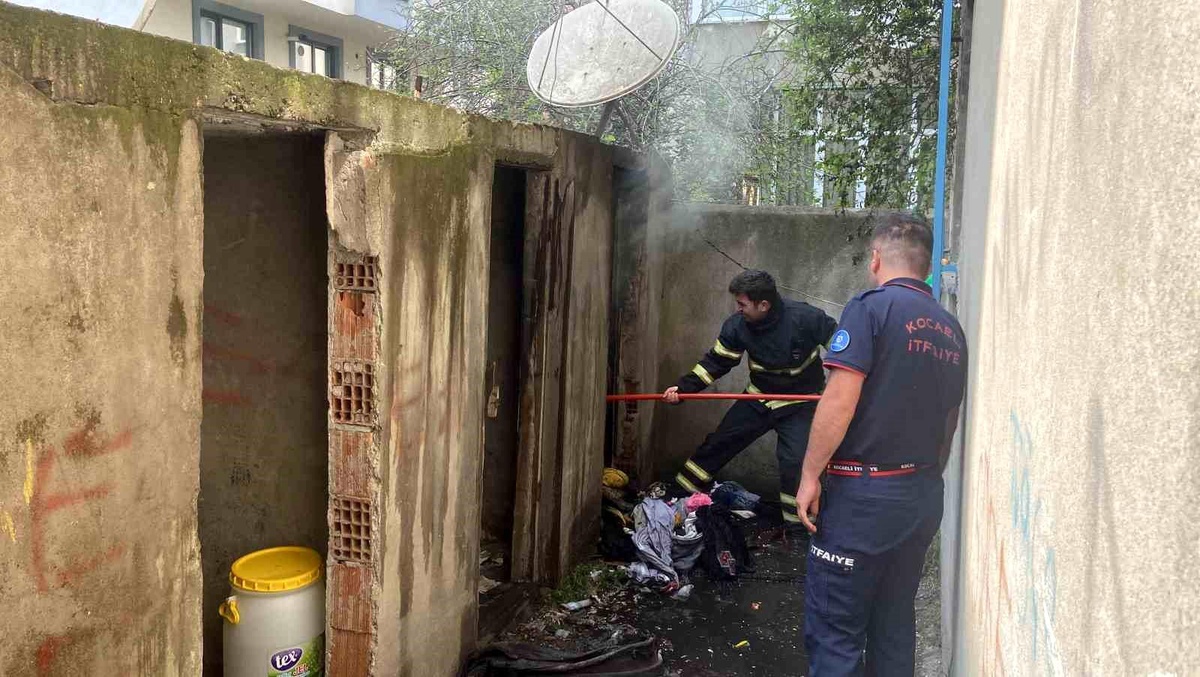Kocaeli\'nin Gebze ilçesinde çocuklar kömürlüğün yanmasına sebep oldu