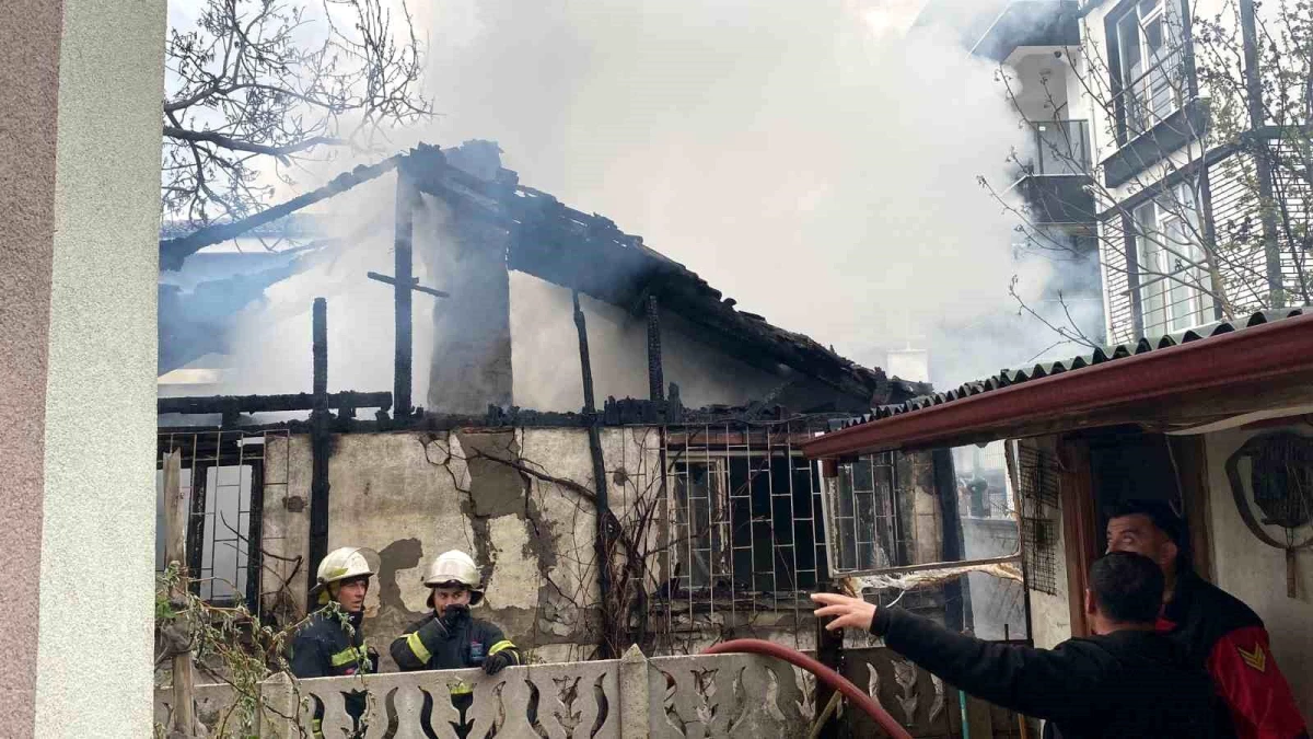 Bolu\'da çocukların attığı torpil nedeniyle çıkan yangında tek katlı ev alev alev yandı