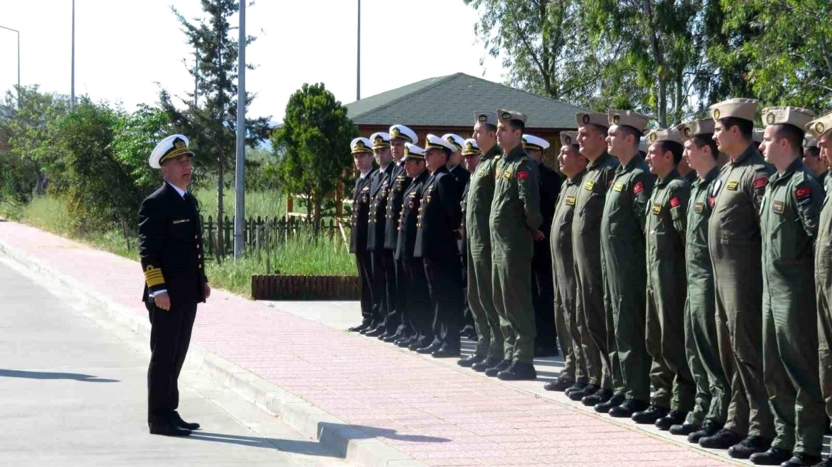 Deniz Kuvvetleri Komutanı Oramiral Ercüment Tatlıoğlu, komutanlıkları ziyaret ederek bayramlaştı
