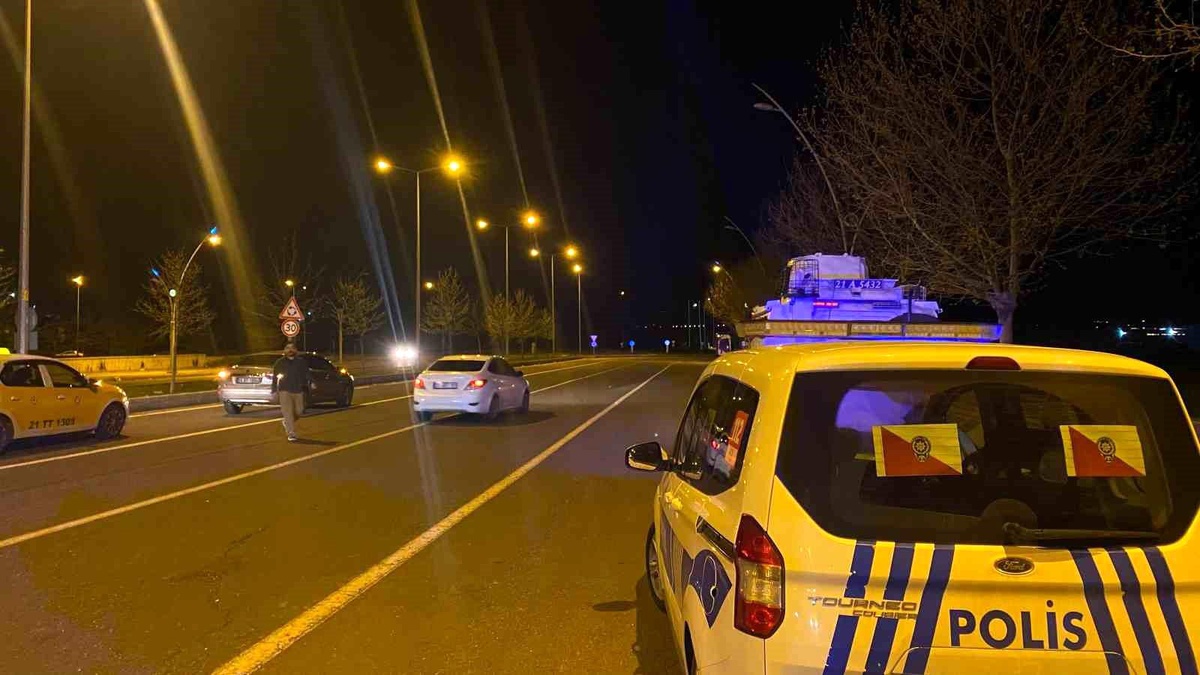 Diyarbakır\'da otomobilin motosiklete çarpması sonucu 2 kişi yaralandı