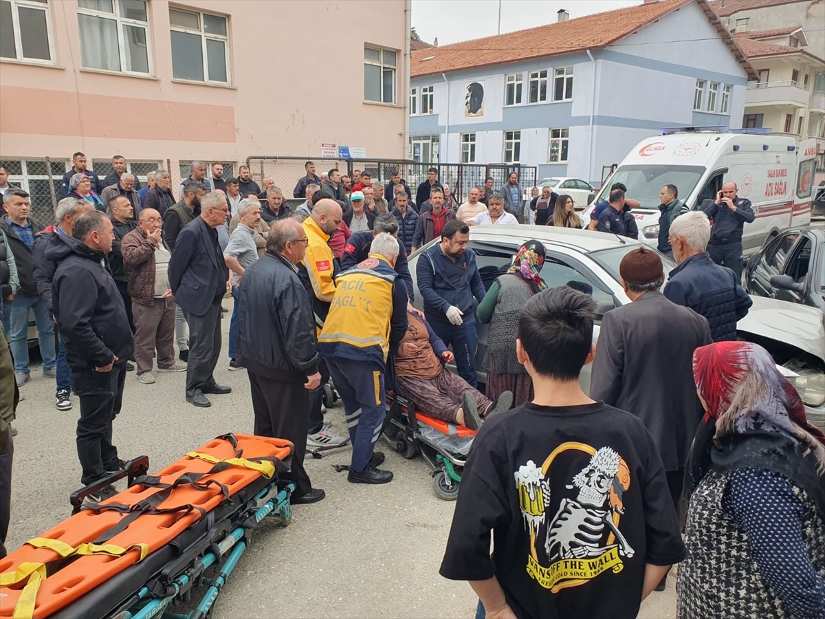 Düzce\'de Otomobil Çarpışması: 3 Kişi Yaralandı