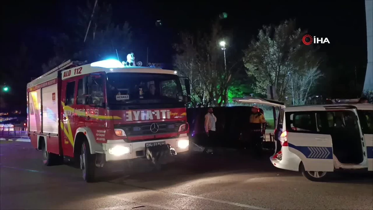 Erzurum\'da orta refüje çıkan araç elektrik direğine ve ağaca çarparak durabildi: 3 yaralı