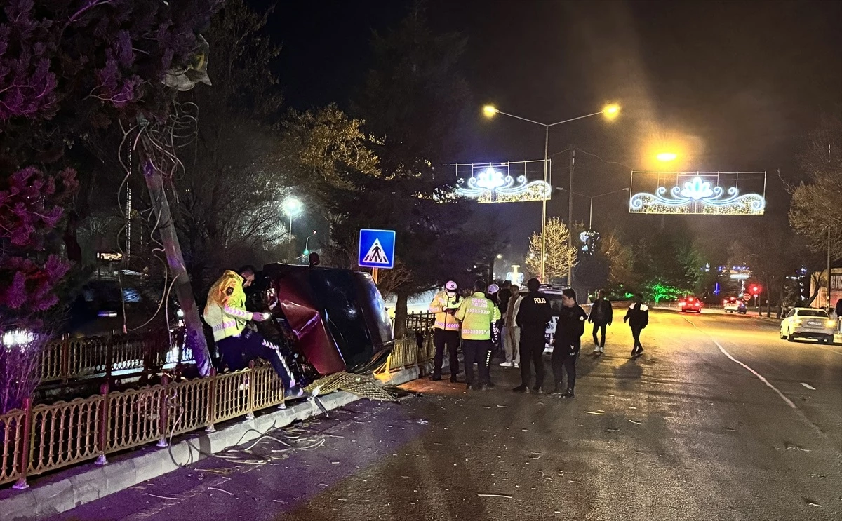 Erzurum\'da refüje çarpan otomobildeki 3 kişi yaralandı