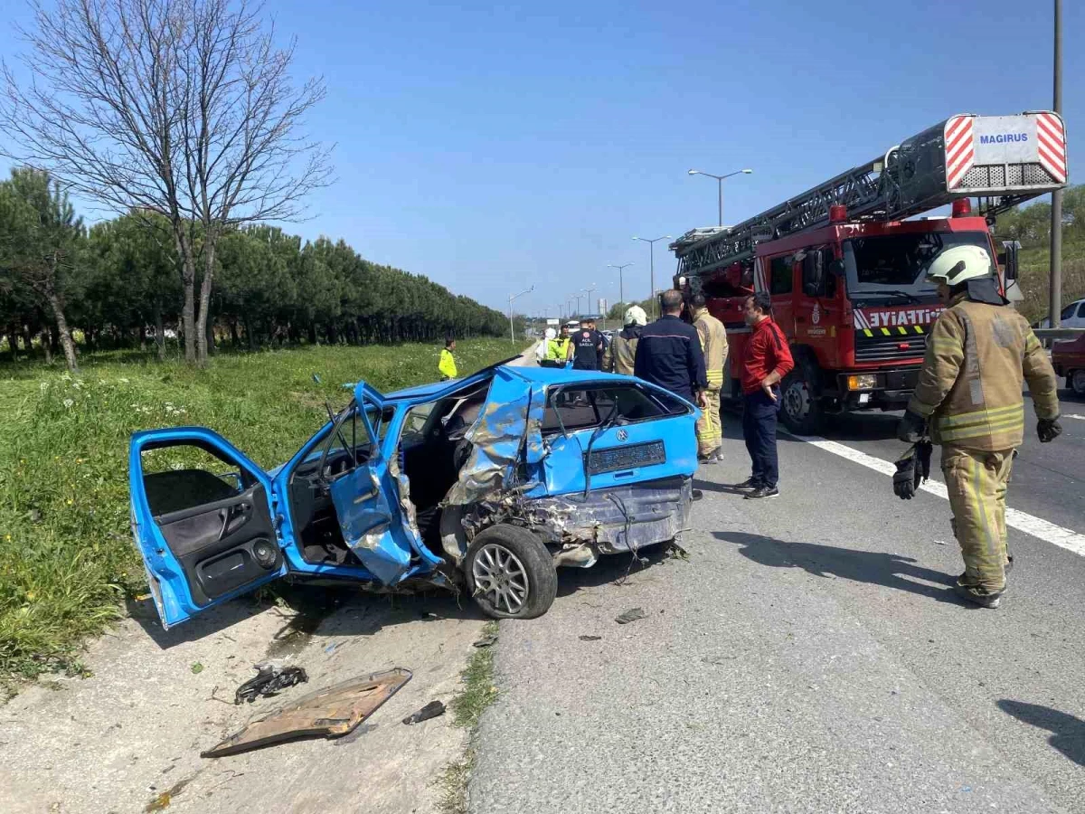 TEM Otoyolu Esenyurt mevkiinde makas atan pikap sürücüsü yaşlı çiftin bulunduğu araca çarptı