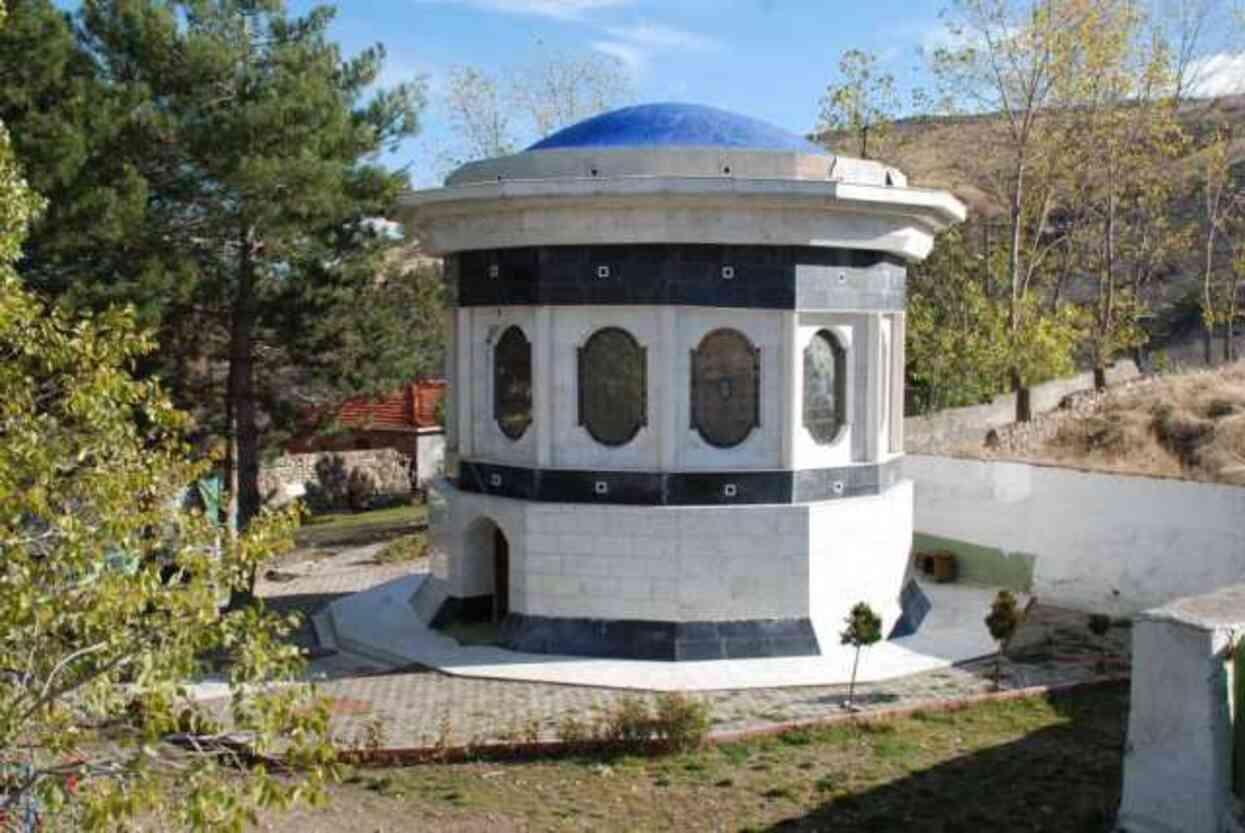 Görüntüler sosyal medyada kısa sürede yayıldı! Türbe bahçesinde yerdeki deliğe bakan kadın bayıldı