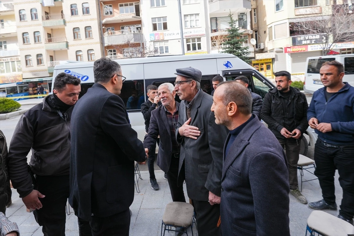Hakkari Valisi Ali Çelik, şehit aileleri ve vatandaşlarla bayramlaştı