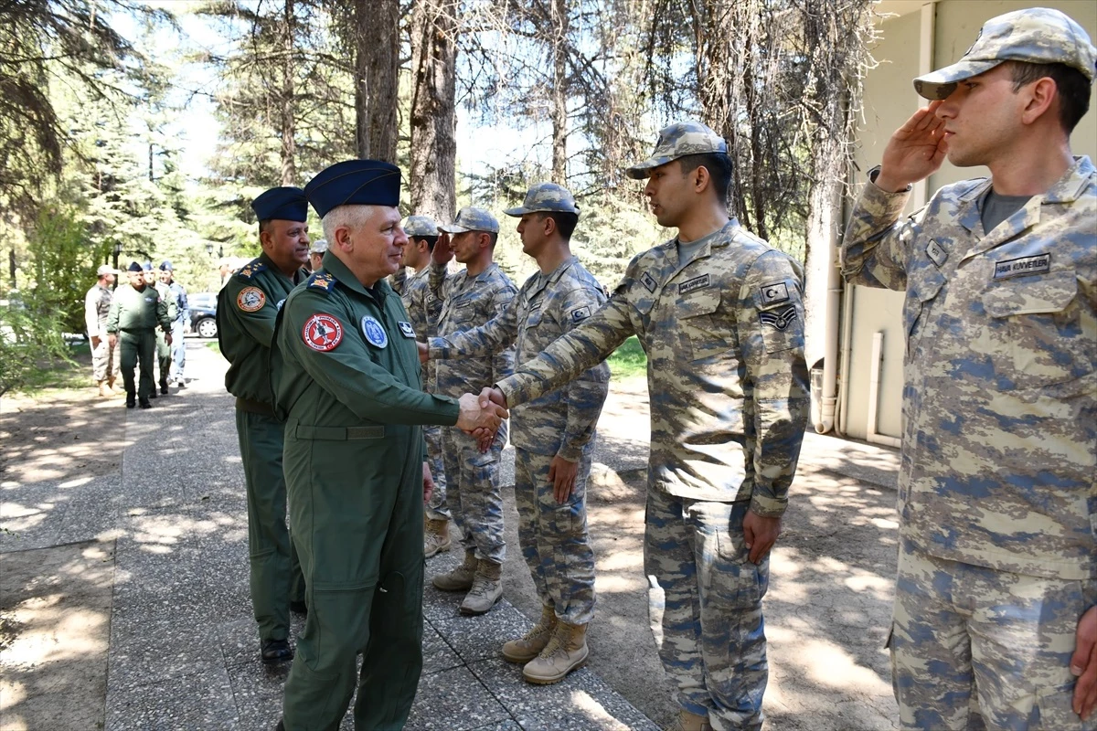 Hava Kuvvetleri Komutanı Orgeneral Ziya Cemal Kadıoğlu, birliklere bayram ziyaretinde bulundu