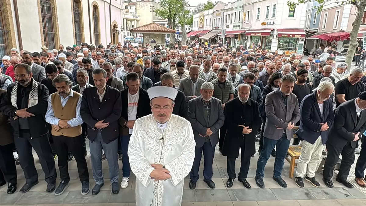 Sakarya ve Kocaeli\'de Hamas lideri Heniyye\'nin ailesi için gıyabi cenaze namazı kılındı