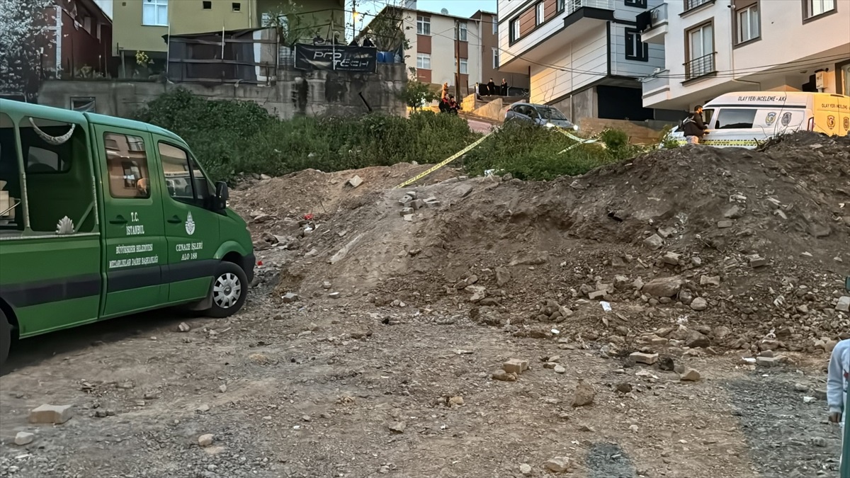 Sancaktepe\'de ölü doğan bebeklerini boş arsaya gömdükleri iddia edilen çift gözaltına alındı