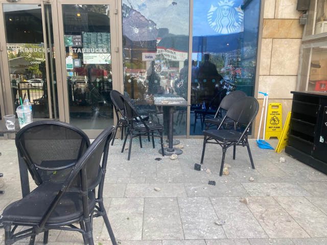 Kahramanmaraş'ta Starbucks'a taşlı silahlı saldırı
