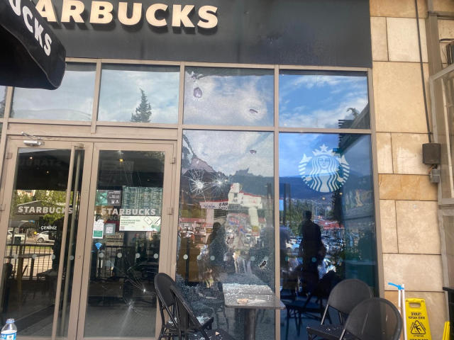 Kahramanmaraş'ta Starbucks'a taşlı silahlı saldırı