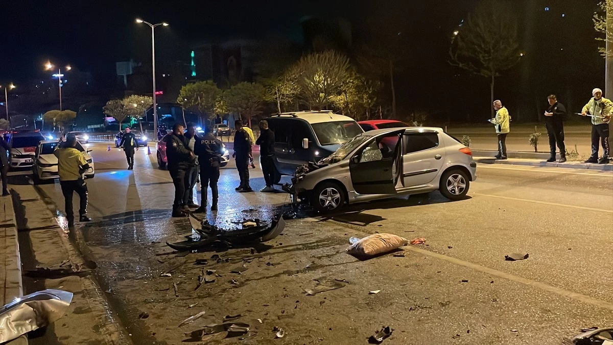 Karabük\'te 3 araçlı zincirleme trafik kazasında 1 kişi yaralandı