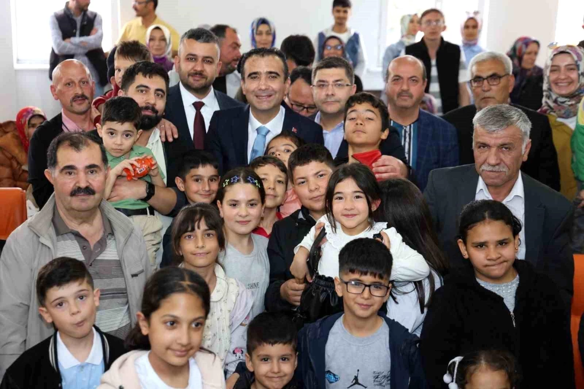Karaman Belediye Başkanı Savaş Kalaycı, belediye çalışanları ve vatandaşlarla bayramlaştı