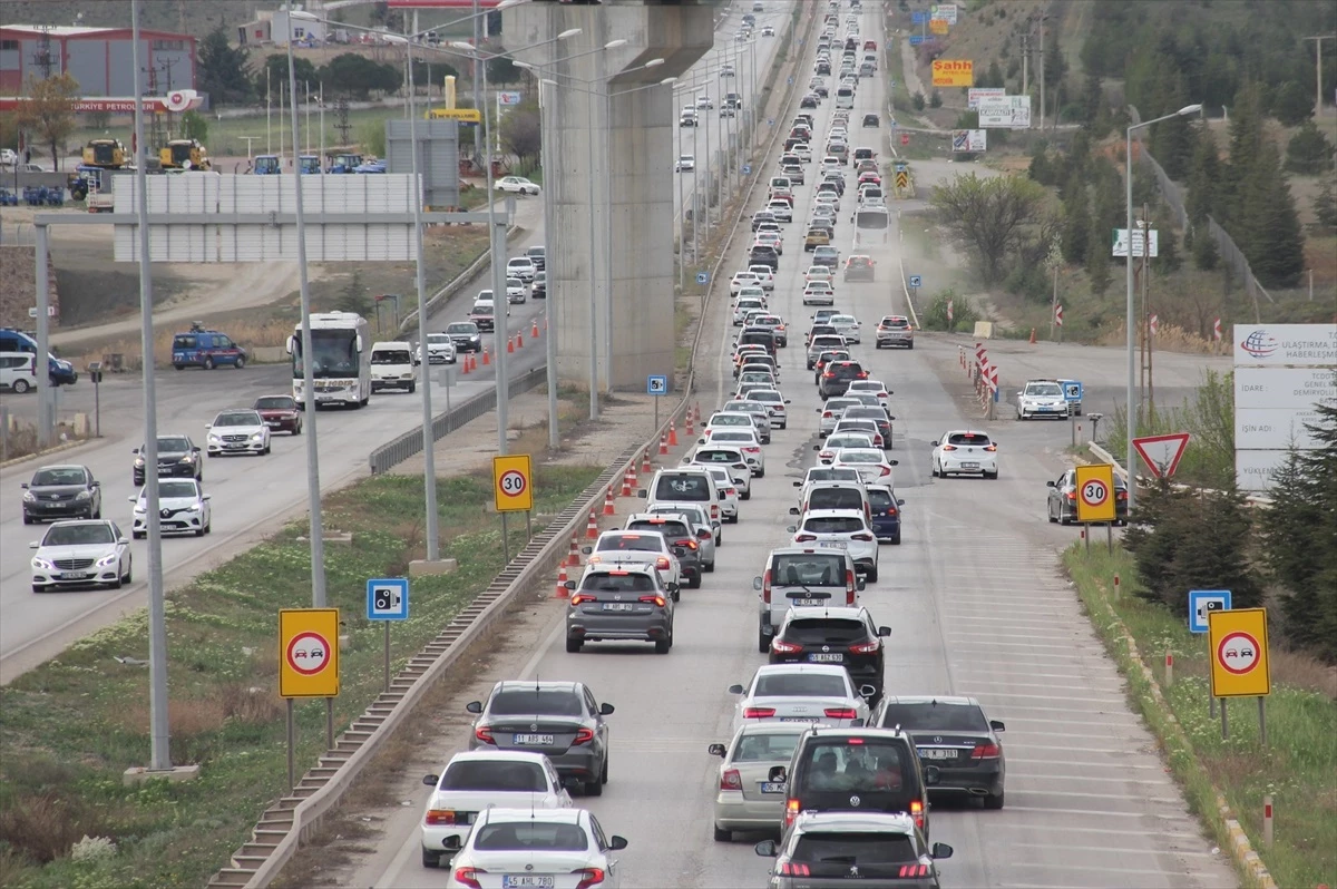Kırıkkale\'de Bayram Dönüşünde Trafik Yoğunluğu Artıyor
