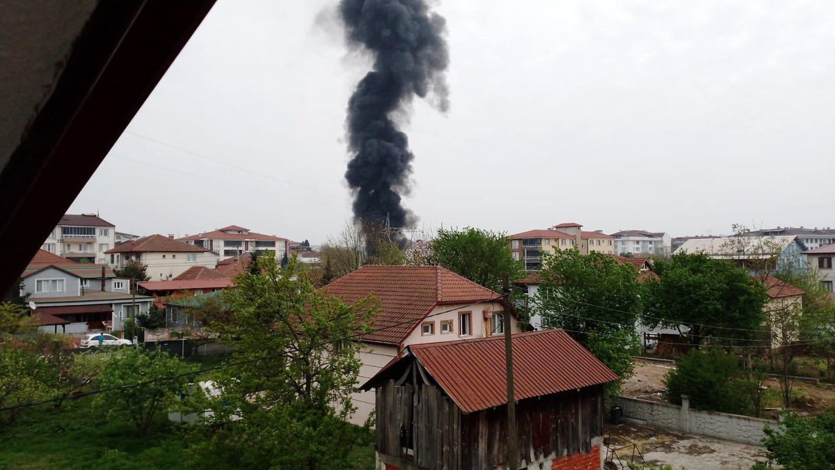 Hendek\'te Meyve Kasalarının Tutuşması Sonucu Çıkan Yangında Baraka Kullanılamaz Hale Geldi