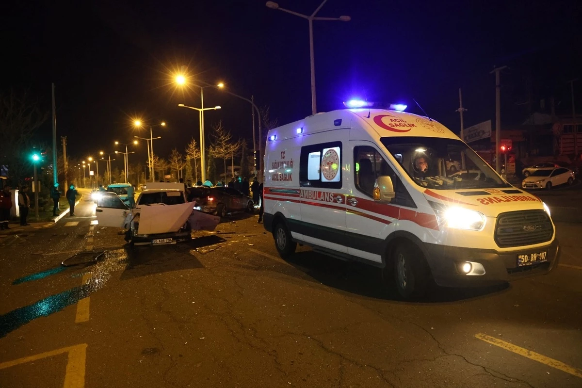 Nevşehir\'de Zincirleme Trafik Kazası: İki Yaralı