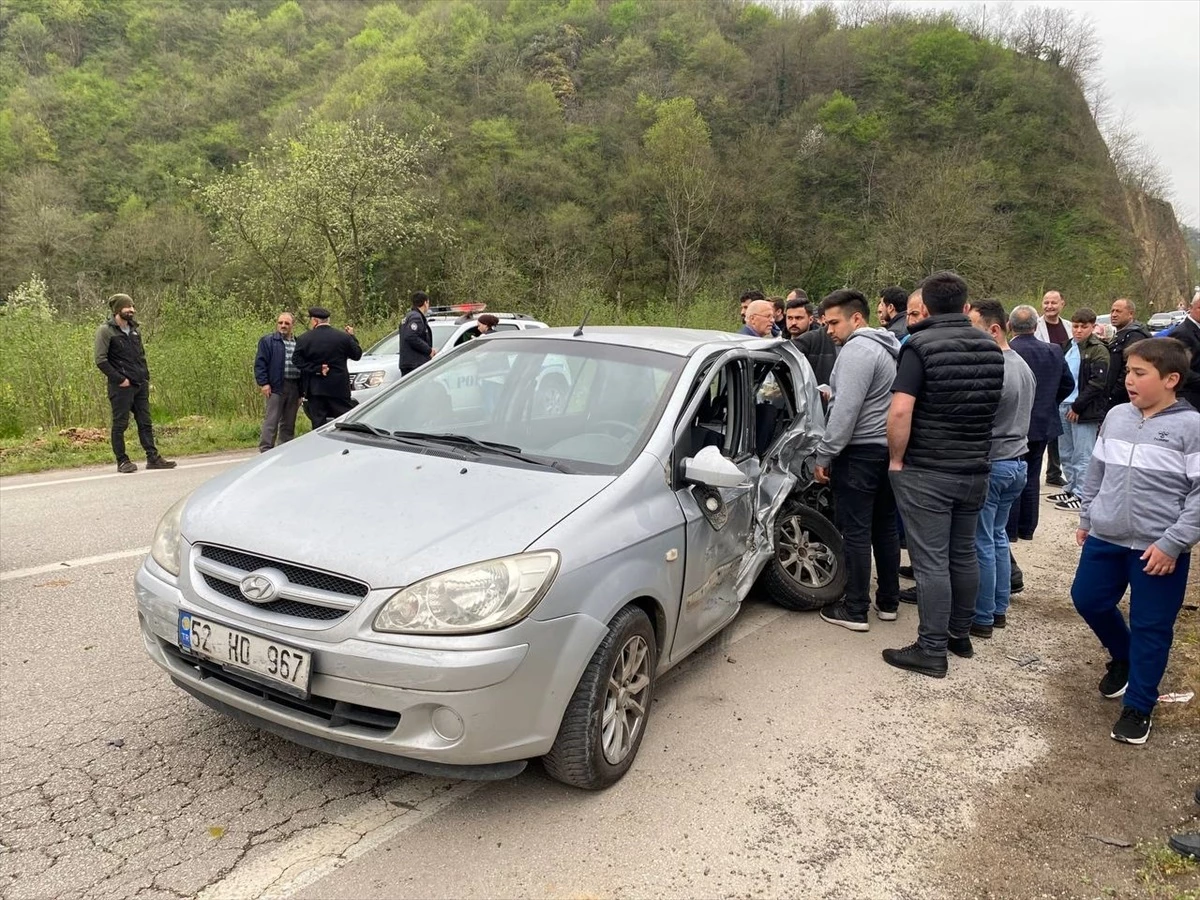 Ordu\'da minibüs ile otomobil çarpıştı: Sürücü ve eşi yaralandı