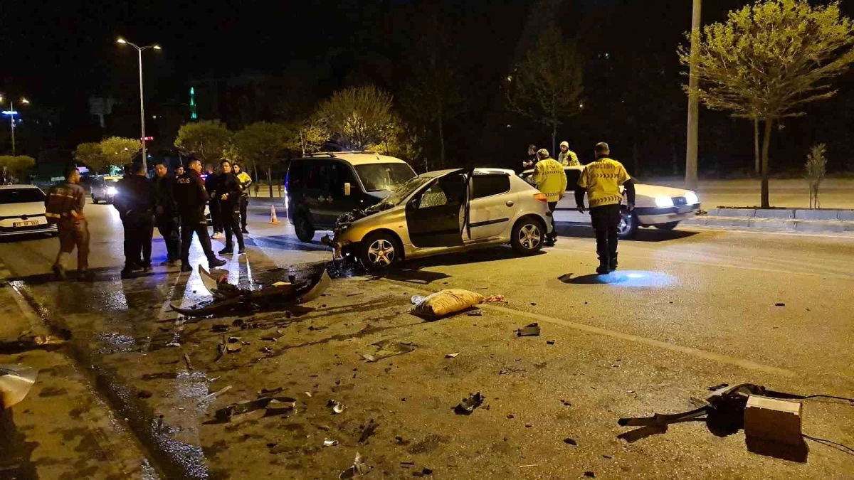 Karabük\'te otomobilin belediyenin yol süpürme aracına çarpması sonucu 1 kişi yaralandı