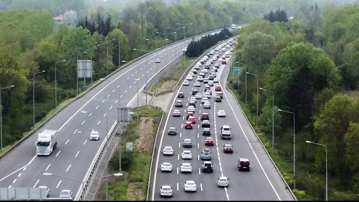 TEM Otoyolu\'nda bayram tatili dönüşü trafik durma noktasına geldi
