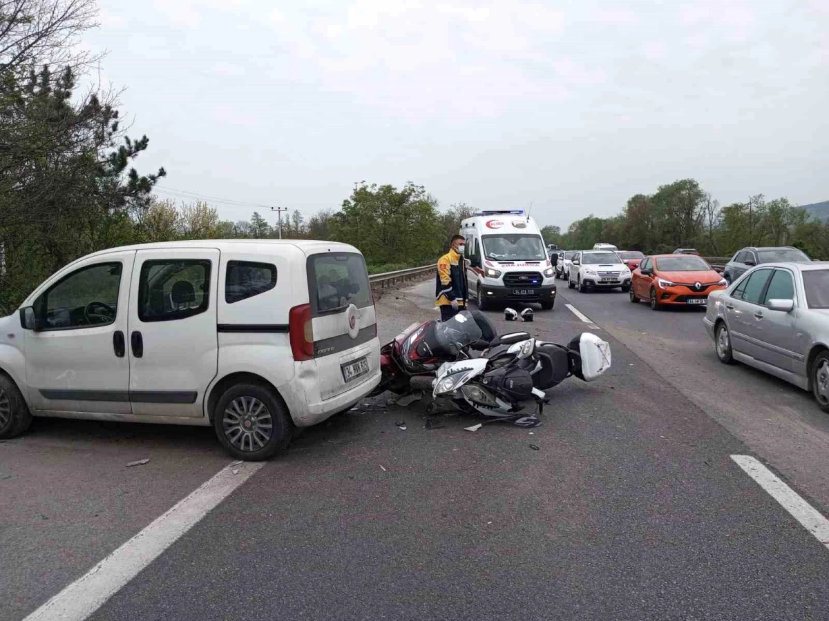 Anadolu Otoyolu Sakarya geçişinde hafif ticari araç ile 2 motosikletin çarpışması sonucu 2 kişi yaralandı