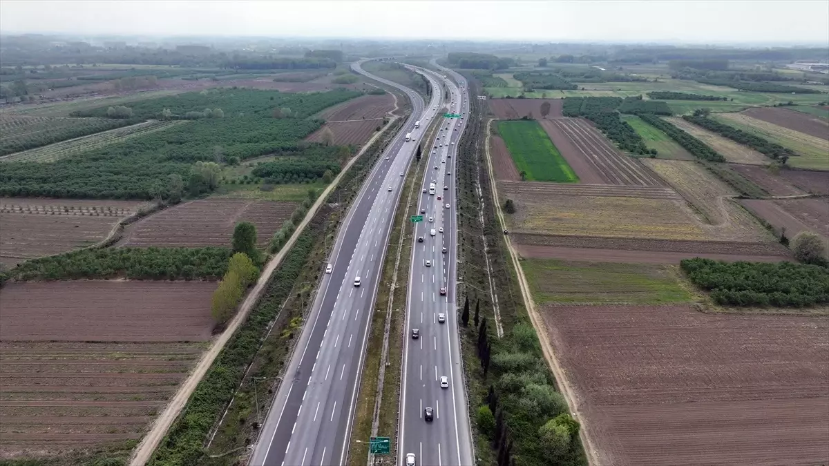 Anadolu ve Kuzey Marmara Otoyollarında Bayram Dönüşü Hareketlilik Yaşanıyor