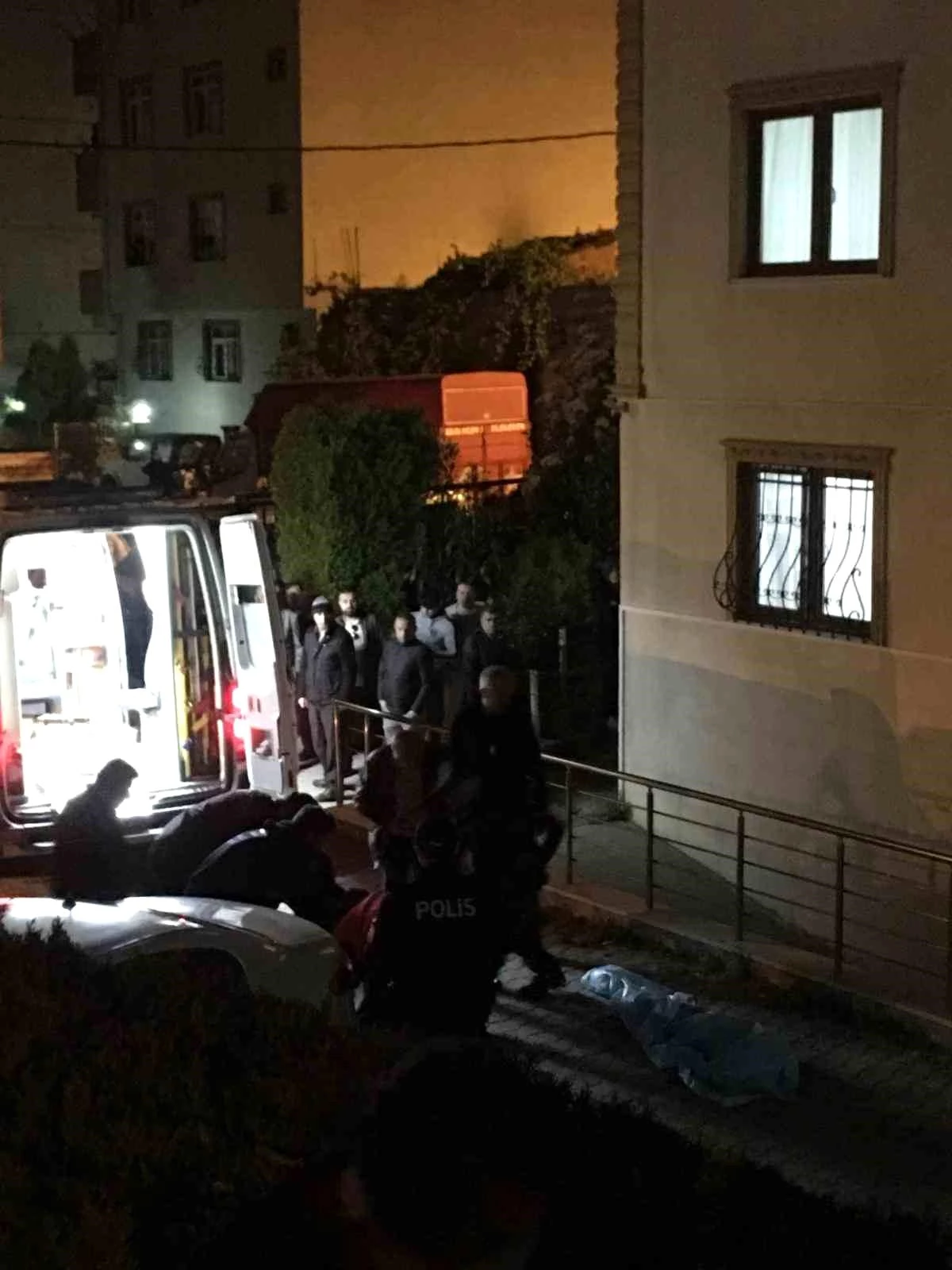 İstanbul Pendik\'te Genç, 9. Katından Atlayarak İntihar Etti