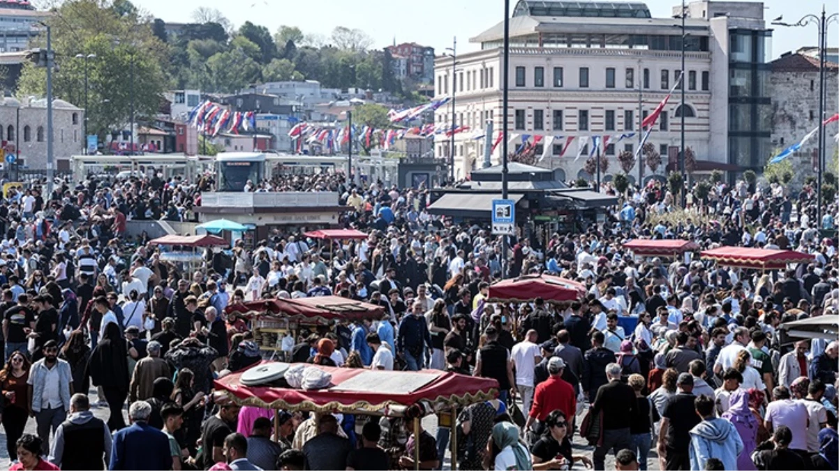 Ramazan Bayramı\'nda İstanbullular Eminönü\'ne akın etti