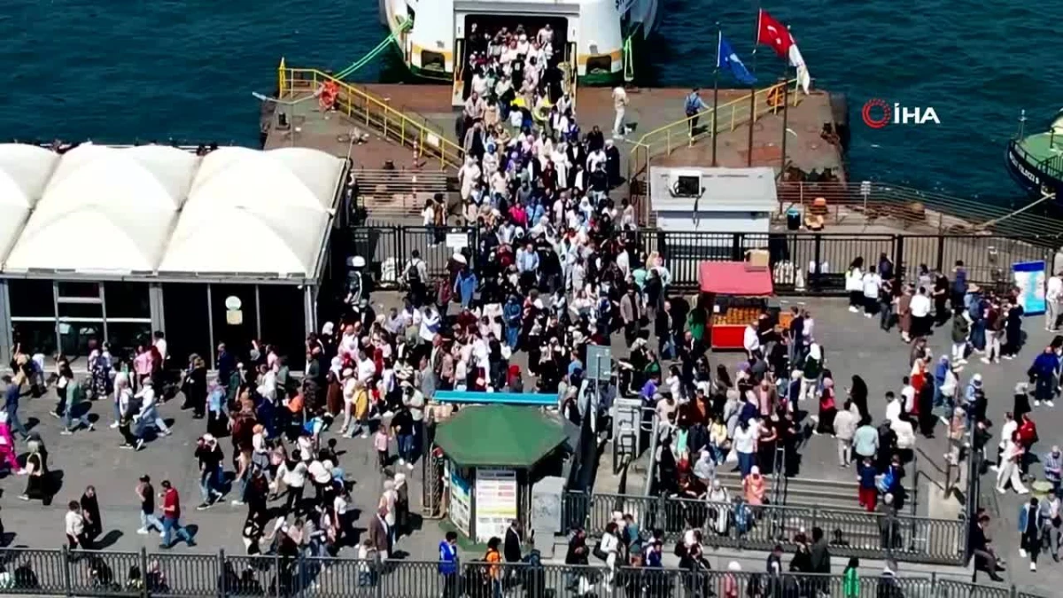 Ramazan Bayramı\'nın son gününde de Eminönü\'nde yoğunluk