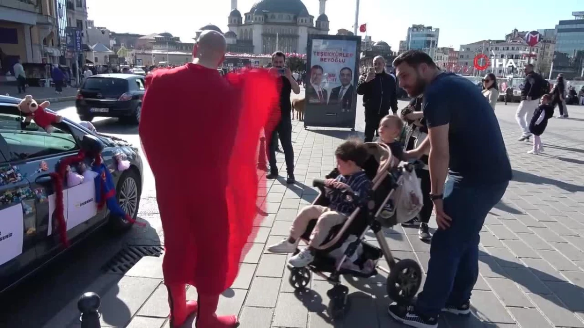 Taksim\'de Süpermen Kostümlü Adam Çocukların İlgi Odağı Oldu
