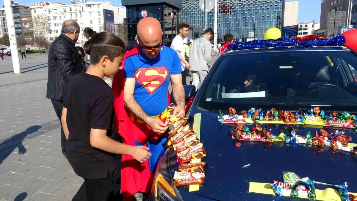 Taksim Meydanı\'nda Süpermen Kostümlü Şeker Dağıtan Adam