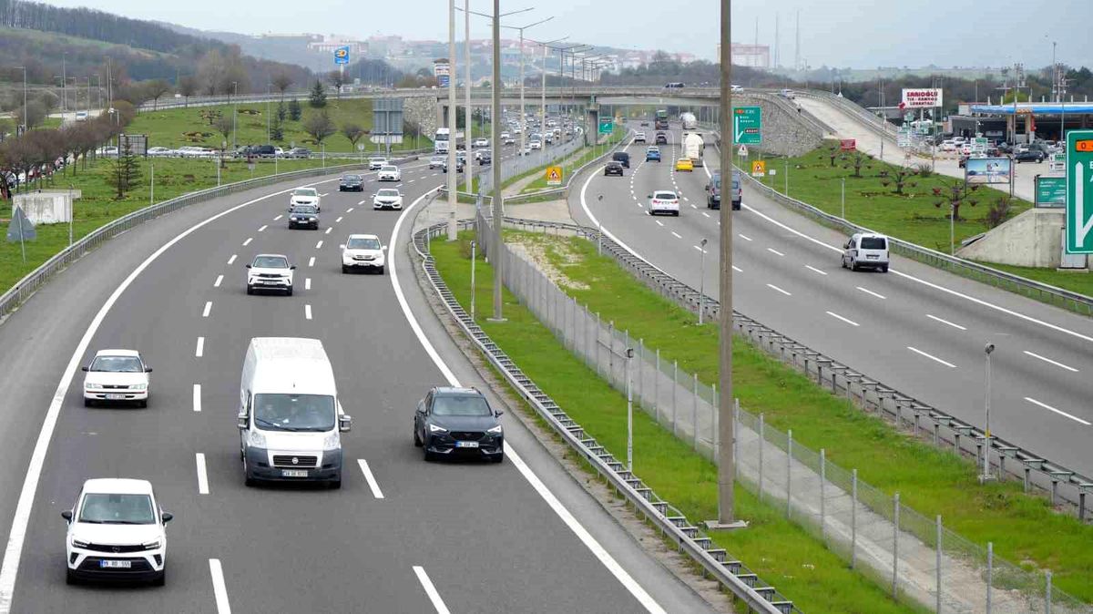 Bayram tatilcilerinin dönüş yolculuğu TEM Otoyolu\'nda yoğunluk oluşturuyor