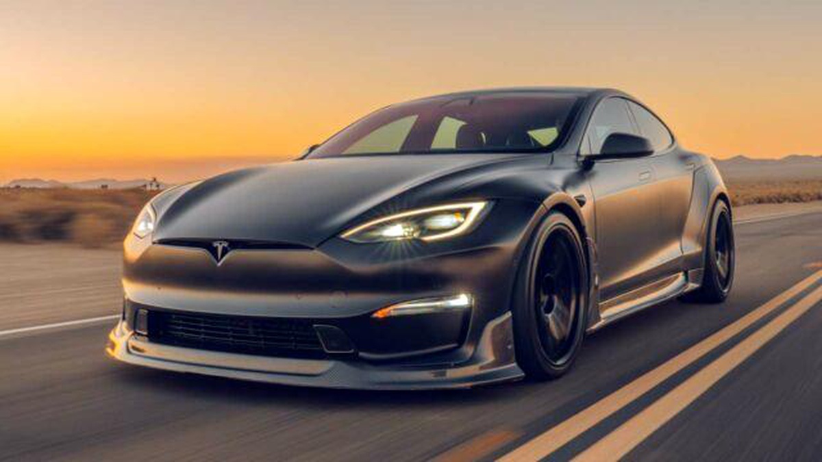 Tesla Model S Plaid için Yeni Yarış Koltukları