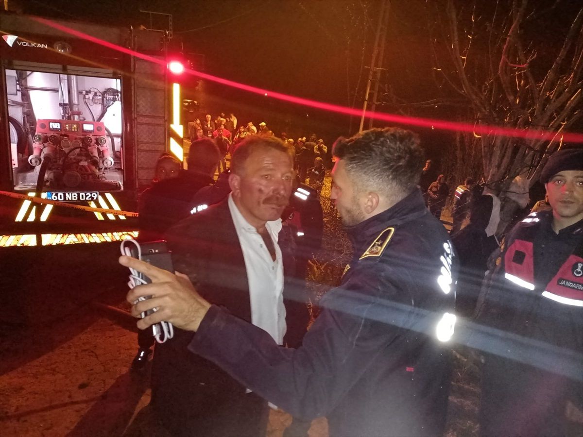 Tokat\'ın Niksar ilçesinde çıkan yangında tek katlı ahşap ev yandı
