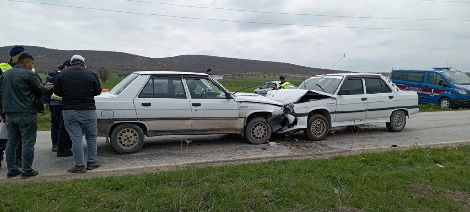 Tokat\'ta Otomobil Çarpışması: 3 Kişi Yaralandı
