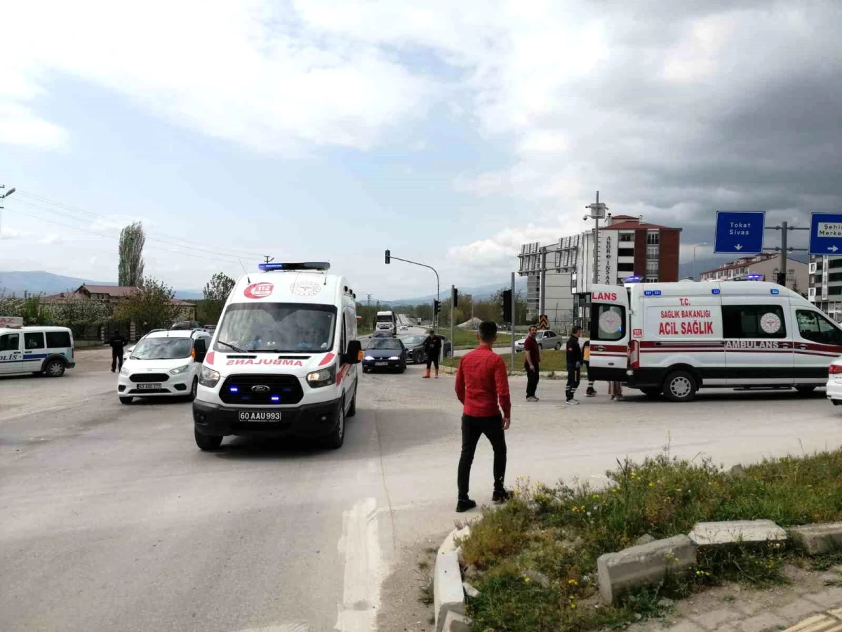 Tokat\'ın Niksar ilçesinde trafik kazası: 4 kişi yaralandı