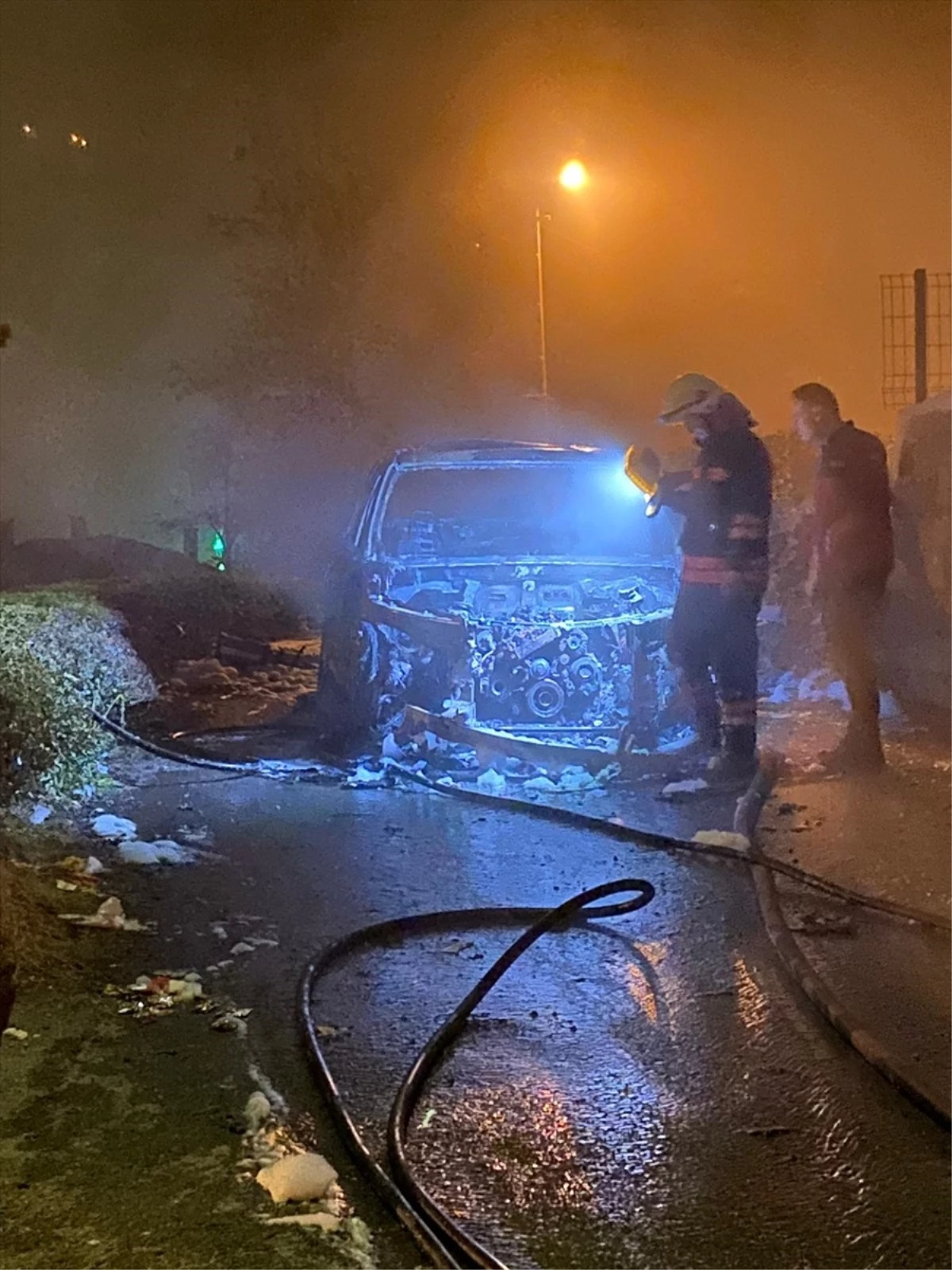 Trabzon\'da seyir halindeyken yanmaya başlayan otomobil kullanılamaz hale geldi
