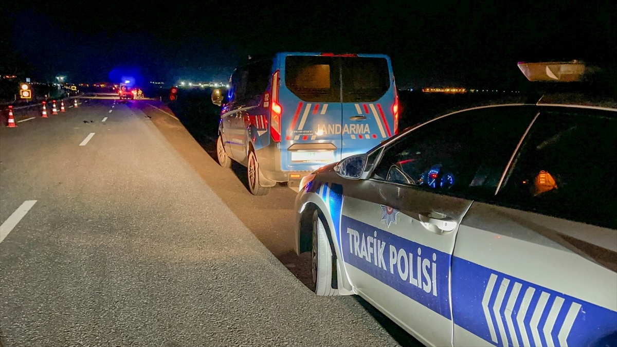 Uşak\'ta Yolun Karşısına Geçmeye Çalışan Kişi İki Otomobilin Çarpması Sonucu Hayatını Kaybetti