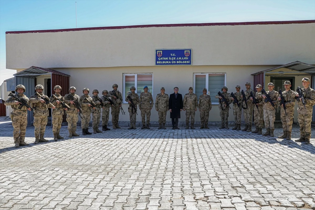 Van Valisi Ozan Balcı, Belbuka Üs Bölgesi\'nde askerlerle bayramlaştı