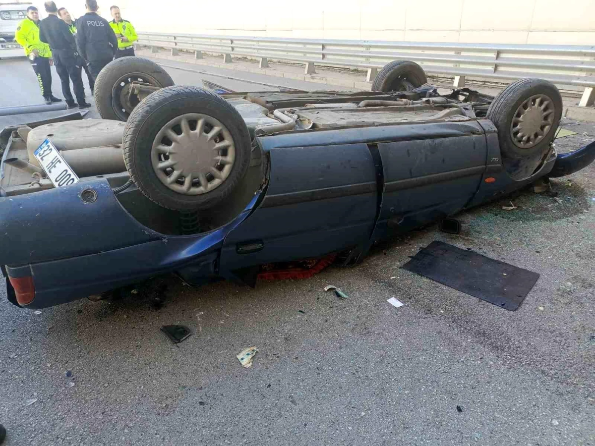 Isparta\'da Otomobil Alt Geçide Düştü: 1\'i Ağır 2 Kişi Yaralandı