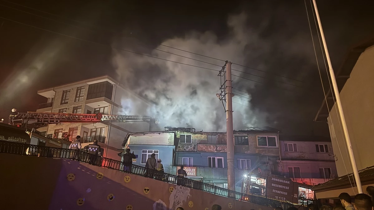 Zonguldak\'ta çıkan yangında 3 katlı evin üst katı kullanılmaz hale geldi