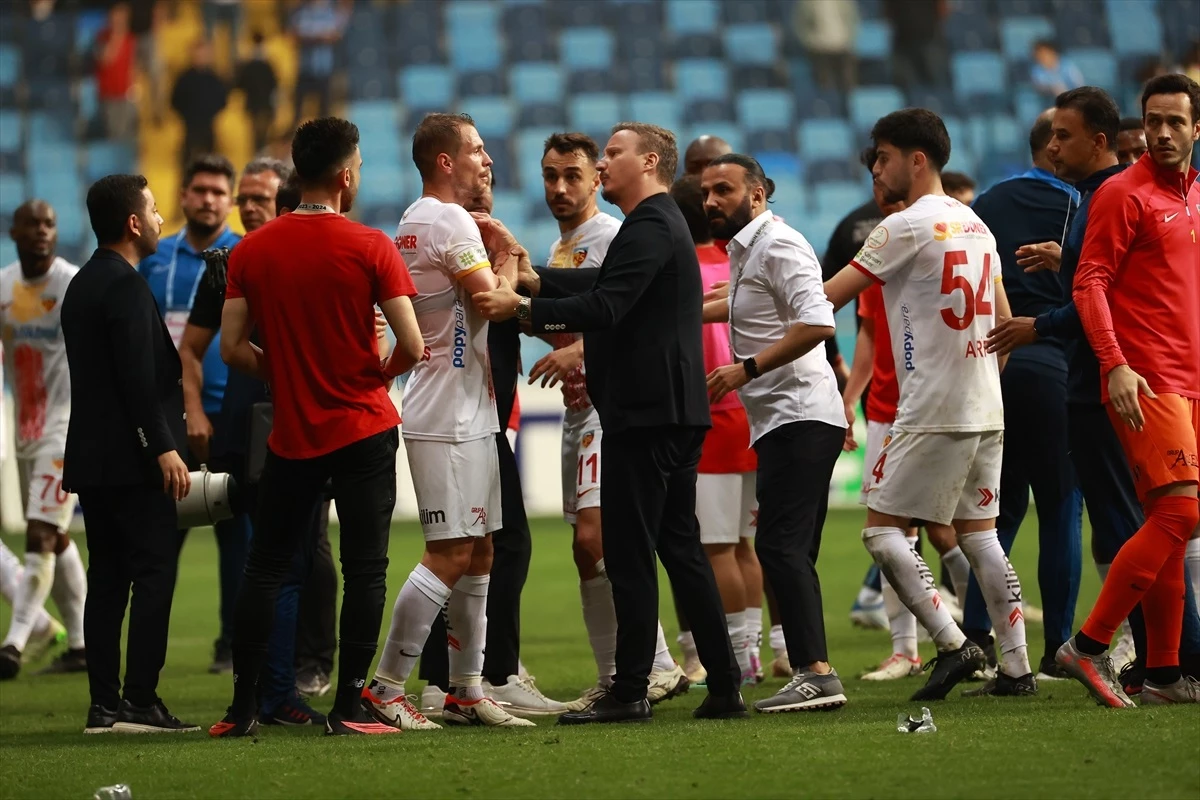 Adana Demirspor - Kayserispor maçında tribünlerde gerginlik yaşandı