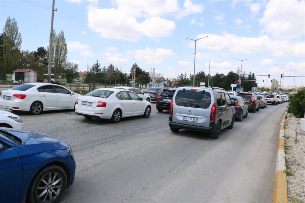 Ramazan Bayramı tatilinde Afyonkarahisar\'da araç yoğunluğu