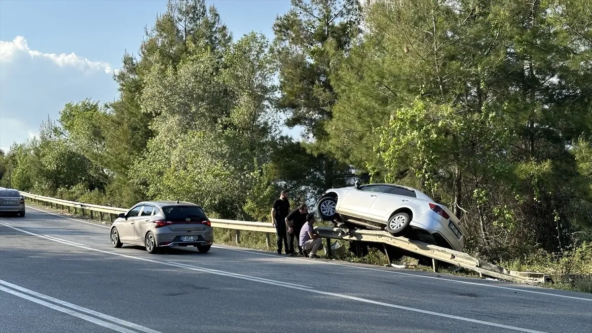 Akseki\'de otomobil bariyerlere çarptı: 1\'i bebek 2 kişi yaralandı